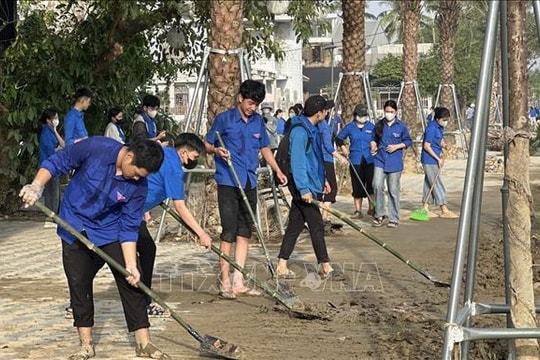 Huy động lực lượng chung tay tổng vệ sinh sau lũ lụt