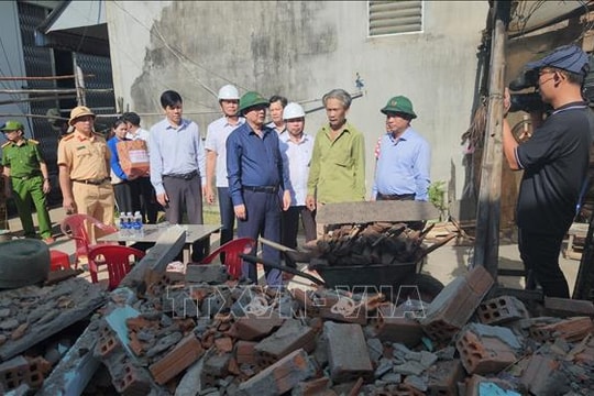 Phó Thủ tướng Hồ Quốc Dũng thăm, tặng quà người dân bị ảnh hưởng bởi bão số 13