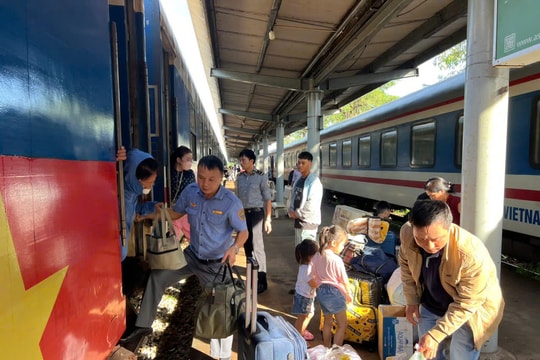 Ngành đường sắt ngừng chạy 45 chuyến tàu và chuyển tải 3.400 hành khách bằng ô tô