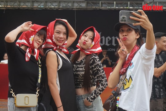 G-Dragon đêm 2: Fan xếp hàng trong mưa, không khí bùng nổ trước giờ G