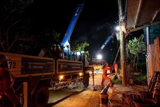 Điện lực miền Trung khôi phục cấp điện cho 80% khách hàng bị ảnh hưởng bởi bão số 13