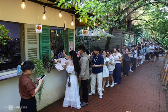 Xếp hàng gần một tiếng chờ mua 'xôi mùa thu' ở TP HCM