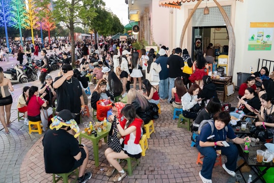 Phố ẩm thực Ocean City chật kín người đổ về xem concert G-DRAGON