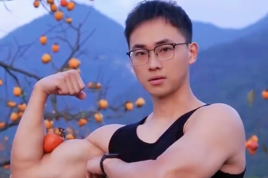 Cán bộ thôn khoe cơ bắp giúp nông dân bán hồng