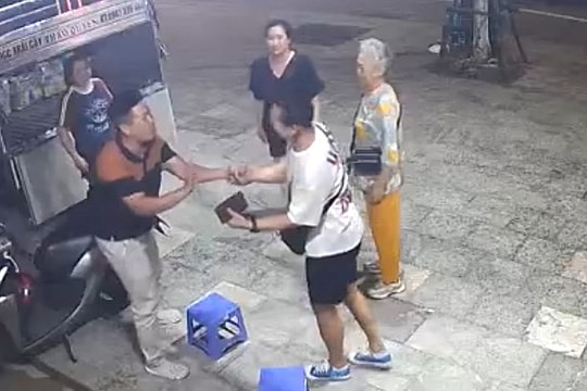 Người đàn ông giúp du khách Hàn Quốc tìm mẹ