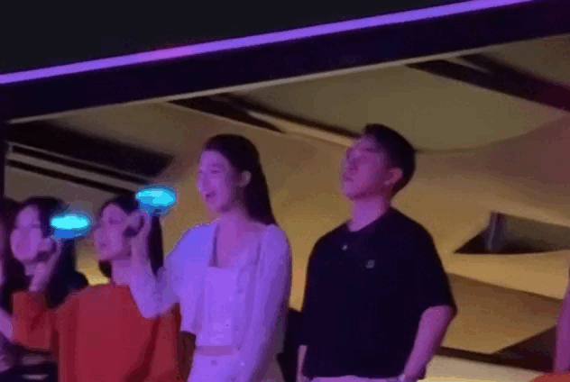 Á hậu Phương Nhi cùng chồng xem concert G-Dragon