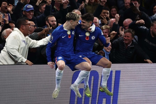 Chelsea lên nhì bảng Ngoại hạng Anh