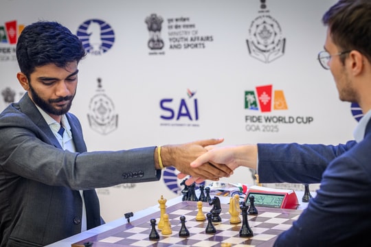 Gukesh sớm bị loại ở World Cup cờ vua