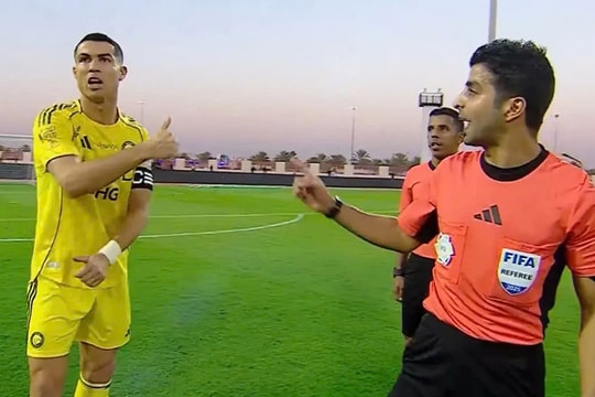Ronaldo mỉa mai trọng tài