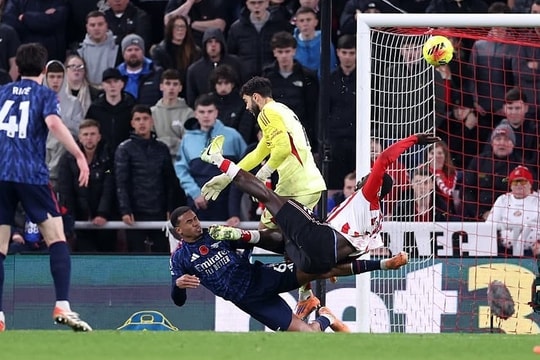 Arsenal rơi chiến thắng ở phút bù