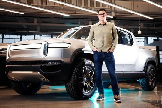 Hãng xe điện Mỹ làm theo Tesla, trả CEO 4,6 tỷ USD