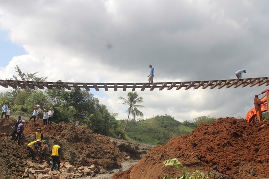 Đường sắt sụt nền, võng xuống sông sau bão Kalmaegi