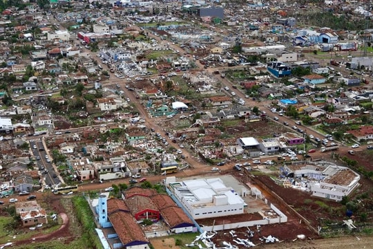 Lốc xoáy xóa sổ gần như cả thị trấn Brazil, 6 người chết