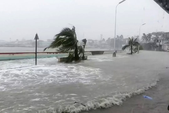 Siêu bão Fung Wong đổ bộ Philippines