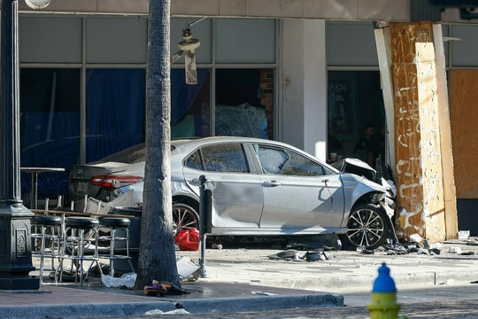 Trốn cảnh sát, lao ôtô vào quán bar khiến 4 người chết