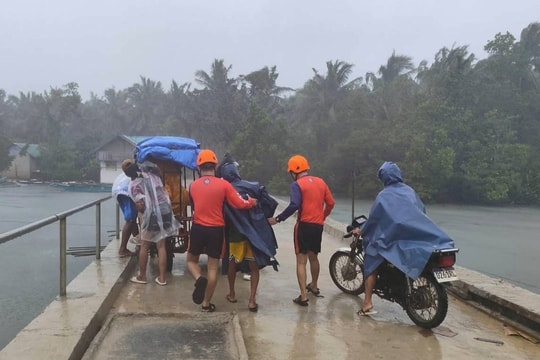 Siêu bão Fung Wong chưa đổ bộ đã gây chết người ở Philippines