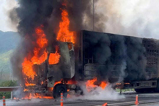 Xe đầu kéo cháy rụi trên cao tốc