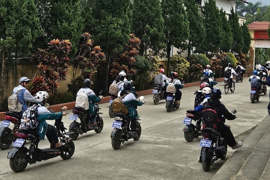 Hàng trăm học sinh gắn biển tên lên xe đạp điện