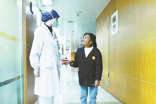 Cô gái 'khom lưng' trở thành bác sĩ