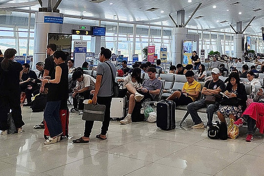 Hàng loạt chuyến bay chậm giờ do mưa lớn ở Tân Sơn Nhất