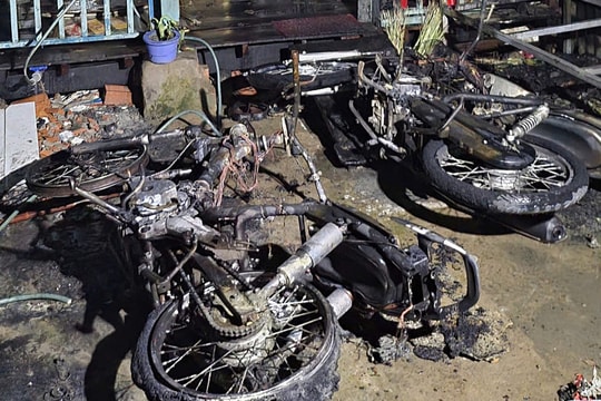 Trụ điện phát nổ, cháy lan 4 nhà dân