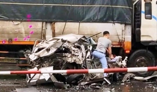 Vụ xe con bị vò nát: Thiết kế "mềm" giúp tài xế thoát chết