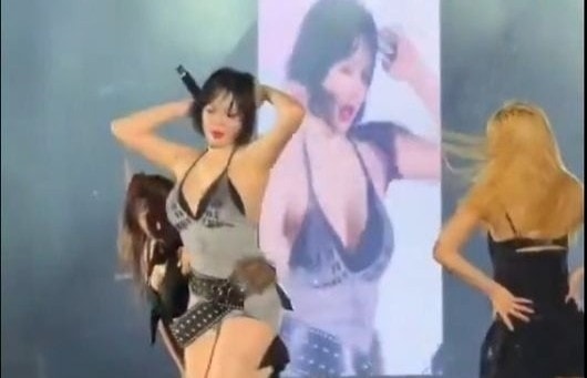 HyunA ngất xỉu trên sân khấu