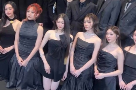 Bức ảnh dàn nữ nghệ sĩ quỳ gối gây phẫn nộ