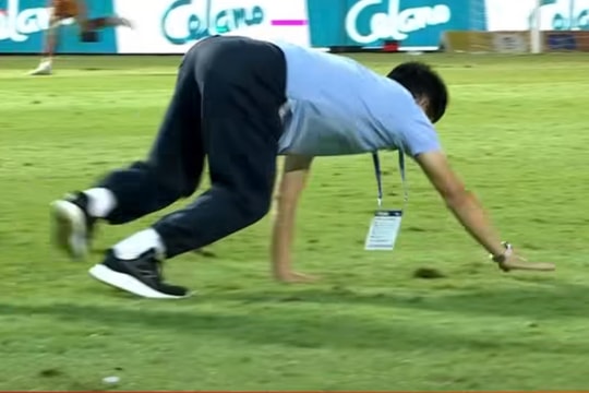 HAGL thoát thua, ông Vũ Tiến Thành bò trên sân