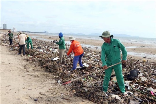 Rác thải đại dương tràn vào bãi biển bãi Sau