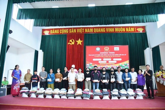 Hướng về đồng bào vùng bão lũ