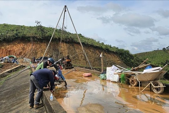 Bắt đầu khoan phụt chống thấm để xử lý sự cố nứt đập ở hồ thủy lợi Cay An