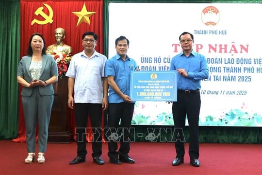 Tổng Liên đoàn Lao động Việt Nam hỗ trợ người dân Huế khắc phục bão lũ