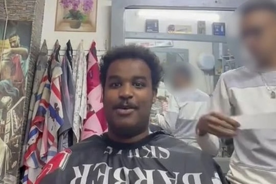 Thanh niên ngồi máy bay từ Anh sang châu Phi để cắt tóc cho rẻ