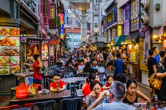 Khách Trung sốc vì chi tiêu ở Singapore quá đắt