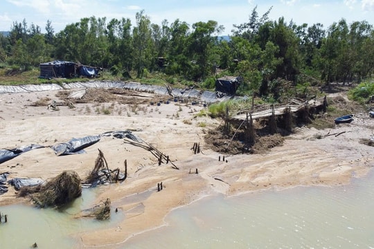 Cầu gỗ dài nhất Việt Nam 'biến mất' sau bão số 13