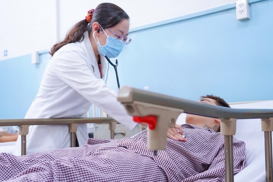 Tại sao ăn món nhiễm khuẩn sau nhiều ngày mới ngộ độc?