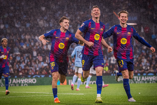 Lewandowski giúp Barca áp sát Real