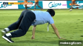 HLV Vũ Tiến Thành bò vào sân khi HAGL thoát thua