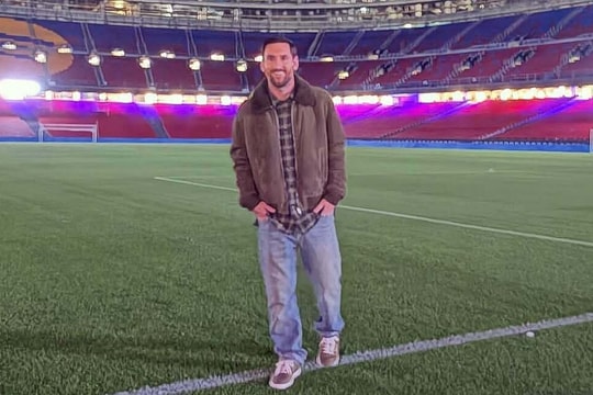 Messi về thăm sân Camp Nou