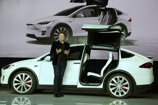 Elon Musk dùng tích phân, mô-men lực thiết kế xe điện Tesla thế nào