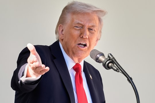 Ông Trump hứa chia 'cổ tức thuế quan' cho người dân Mỹ