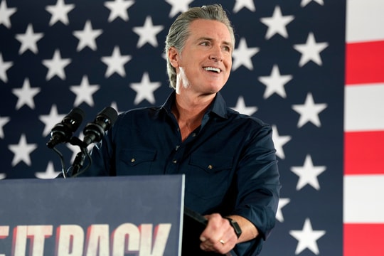 Thống đốc California trêu tức bang Texas