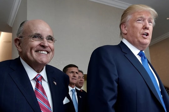 Ông Trump ân xá cho loạt đồng minh từng tham gia lật kèo bầu cử