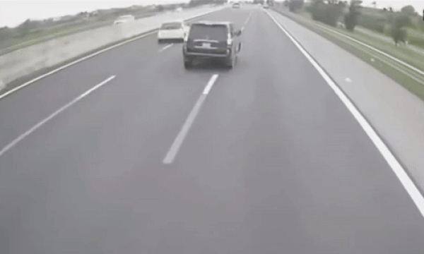 SUV lật giữa cao tốc vì tránh xe chuyển làn