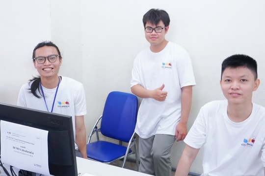 Ba nam sinh vô địch lập trình ICPC quốc gia