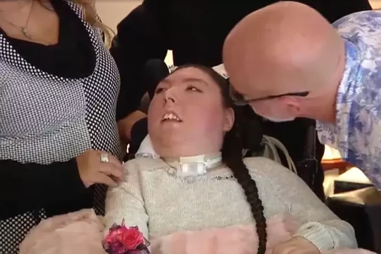 Cô gái 'gần như không não' sống sót kỳ diệu