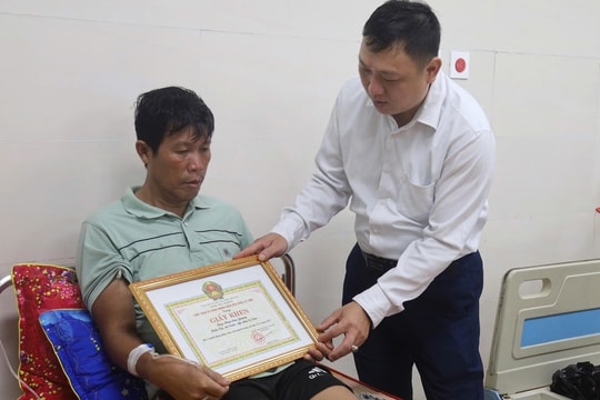 Hai người dân Lý Sơn cứu nạn giữa bão được khen thưởng