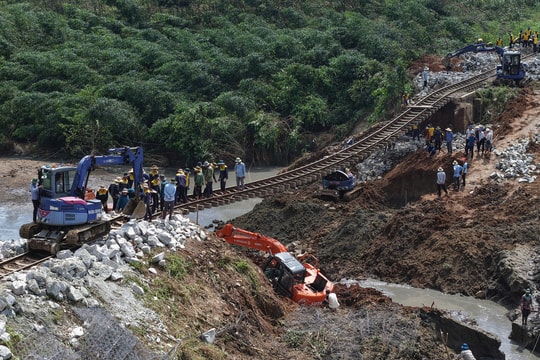 Đường sắt Bắc Nam dự kiến thông tối nay, sau 4 ngày hư hại do bão