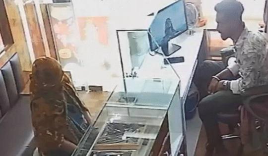 Bị tấn công bất ngờ, chủ tiệm vàng phản đòn khiến kẻ cướp kinh ngạc